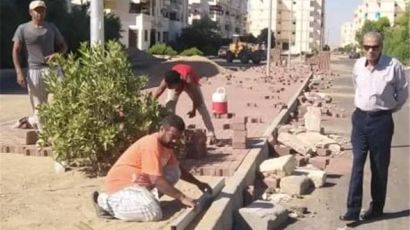 رئيس مدينة الغردقة يتابع أعمال التطوير بمبارك ١١ و١٢ ومنطقة العرب.. بالصور