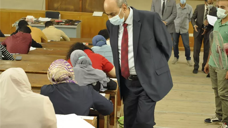 رئيس جامعة المنيا يواصل جولاته التفقدية بزيارة للجان 