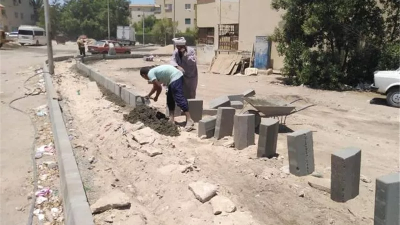 رئيس مدينة الغردقة يتابع تركيب اعمدة الانارة بمنطقة