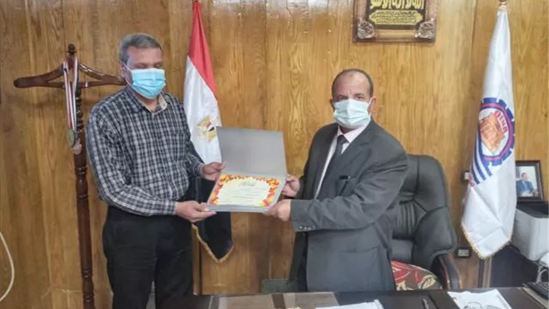 تكريم موجه أول التعليم الصناعى بقنا