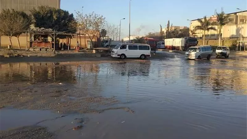 بالصور.. مياة الصرف تحاوط مصانع العاشر من رمضان مع غياب الرقابة