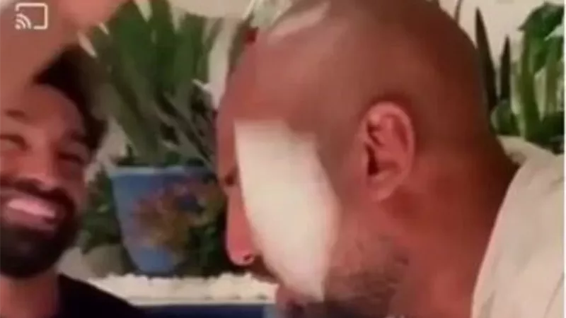 محمد صلاح يعتدى على صديقه أثناء الاحتفال بعيد ميلاده.. شاهد