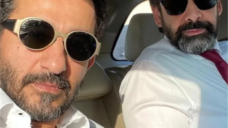 شاهد..احمد حلمى مع كريم عبد العزيز:حد عندة تعليق اكتبه على الصورة دى