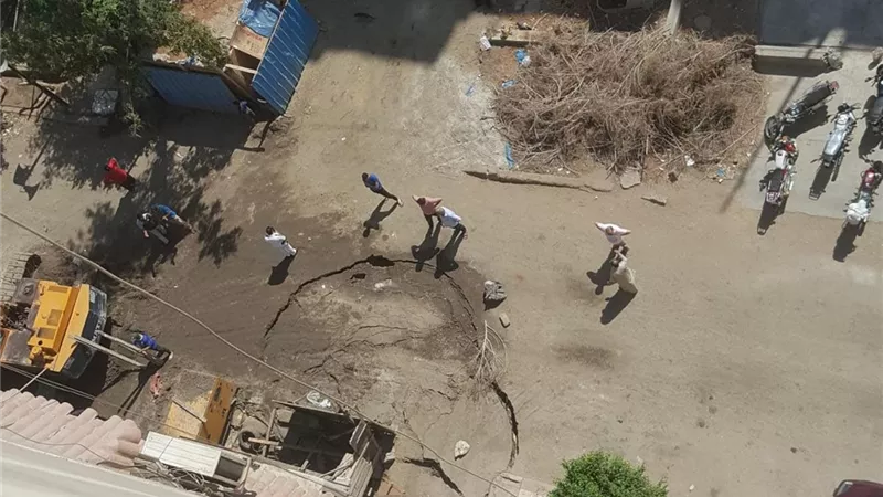 هبوط أرضى يهدد بانهيارعقار بكورنيش المعادى.. صور