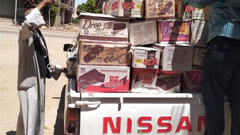 ضبط ٨٢٠٨ قطعة كيك منتهية الصلاحية و١١٥٢٠ باكو لبان بدون مستندات بالأقصر