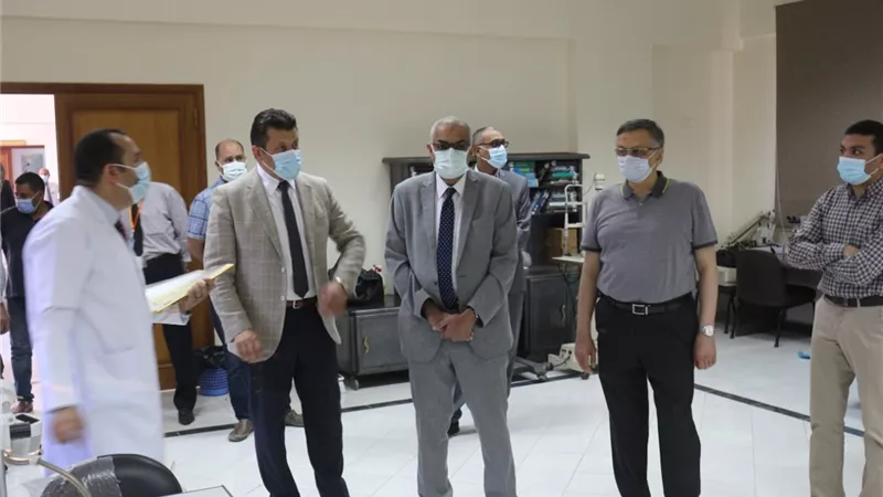 رئيس جامعة المنصورة يتفقد مراحل تطوير وتحديث وحدات طبية بالمستشفيات والمراكز الطبية