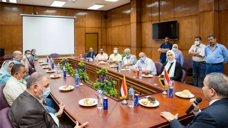 بالصور.. رئيس جامعة السويس يفتتح قاعة مجلس كلية التربية بعد التطوير
