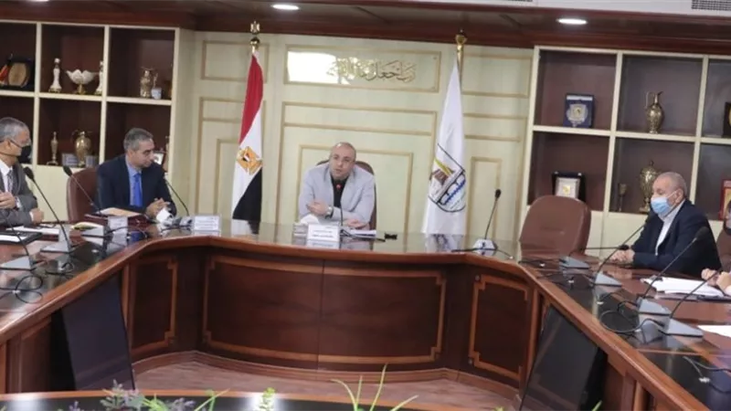 محافظ بني سويف يبحث مع رئيس الجهاز التنفيذي أعمال البنية التحتيتة بالمناطق الصناعية