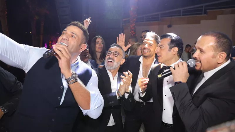 محمد حماقى وكوكبة من نجوم الفن يحتفلون بزفاف نجل الفنان مصطفى قمر.. صور