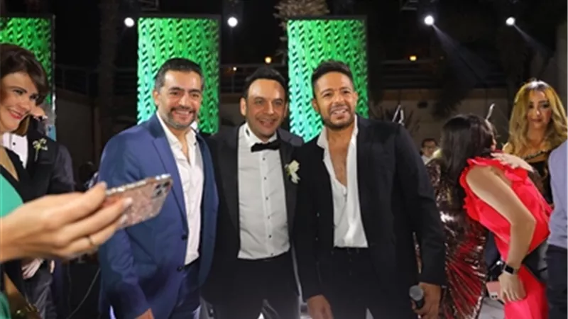 هانى سلامة يغنى فى حفل زفاف نجل مصطفى قمر.. فيديو