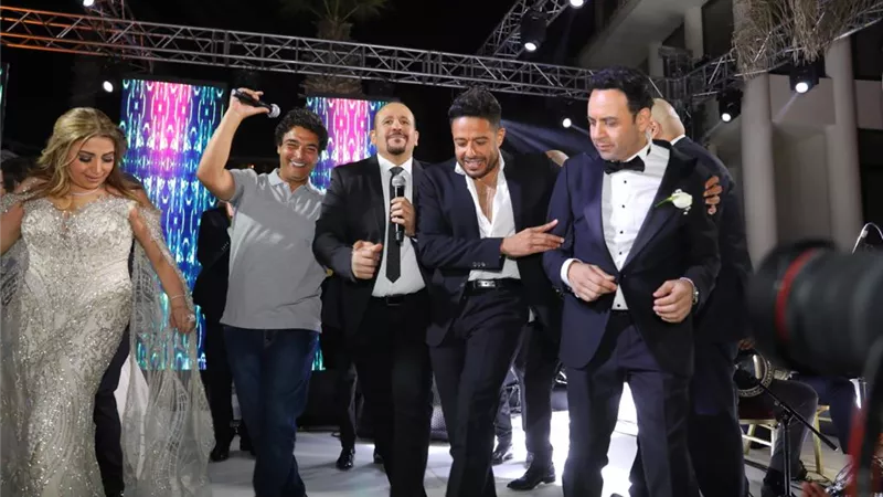 مصطفى قمر يغنى لابنه فى حفل زفافه 
