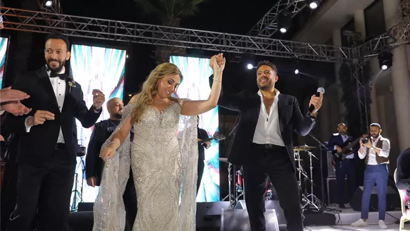مصطفى قمر يقابل طليقته فى حفل زفاف نجلهم