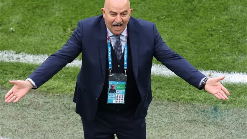 مدرب المنتخب الروسي يعاكس 