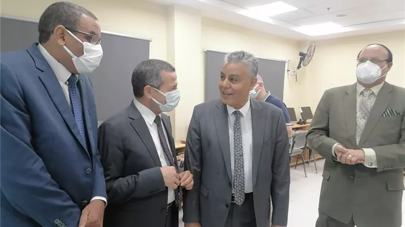 رئيس جامعة جنوب الوادي يستقبل لجنة تقييم كلية الألسن بفرع الجامعة بالغردقة