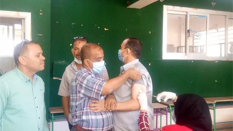 معلمو البحر الأحمر يتلقون لقاح فيروس كورونا ونتيجة الأعدادية الاسبوع المقبل
