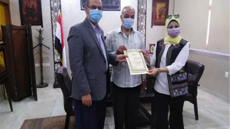 وكيل التعليم بالقليوبية يُكرم معلمة متميزة بالقناطر الخيرية