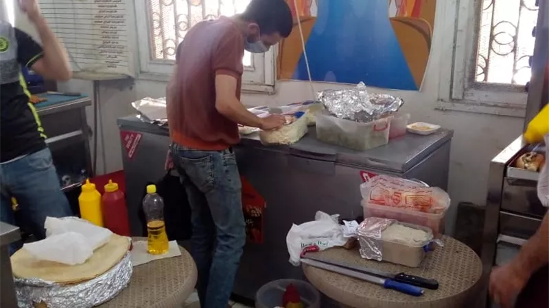 إعدام طن وربع أغذية وغلق ٦ منشأة مخالفة بالزقازيق والقنايات وأولادصقر والحسينية