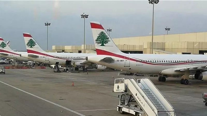 حريق كبير في أحد المواقف التابعة لمطار بيروت.. فيديو