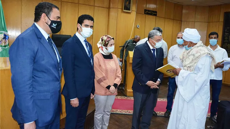 محافظ المنيا : تسليم 1450 عقدا لتقنين الاوضاع على اراضى الدولة