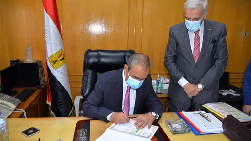 محافظ الاسماعيلية يتصل بالأوائل ويهنئهم بالتفوق