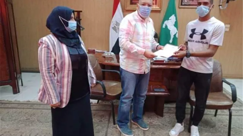 محافظ الشرقية يمنح وحدة سكنية لأول مُعيد بكلية التربية الرياضية