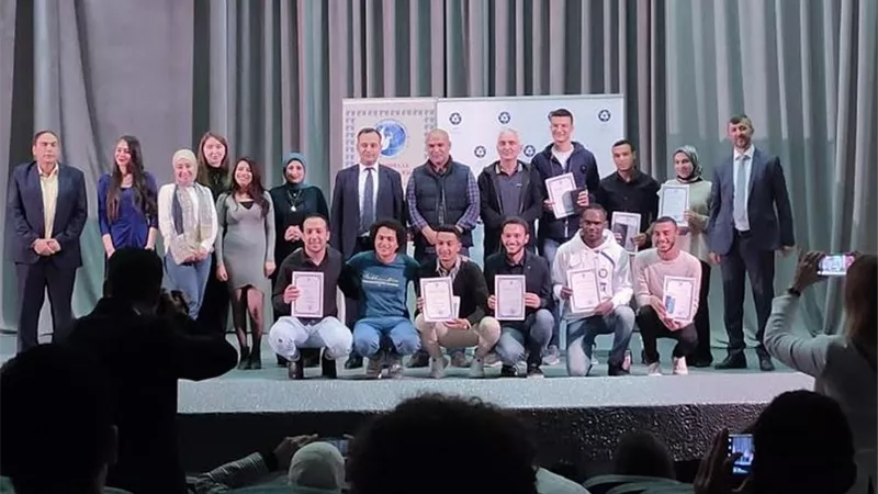 رئيس جامعة الأقصر يهنئ طالبين حصلا على المركزين الأول والثاني في اولمبياد اللغة الروسية