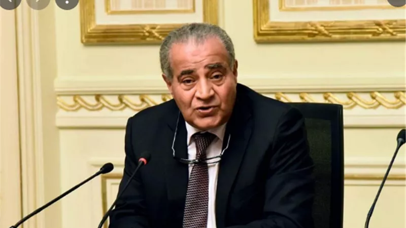 وزير التموين يصدر قراراً بقواعد اصدار البطاقات الجديدة