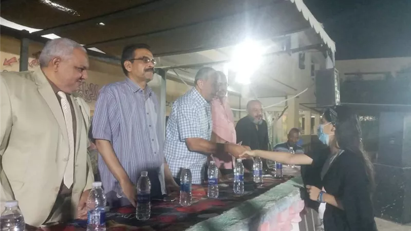 رئيس مدينة القصير يشهد تكريم الطلاب الفائزين بالمراكز الأولى في مسابقات الأنشطة