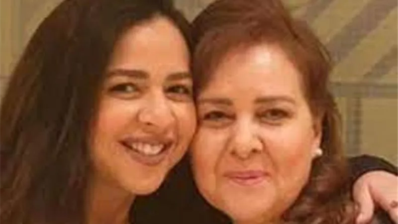ايمي سمير غانم تكثف الدعاء لدلال عبد العزيز
