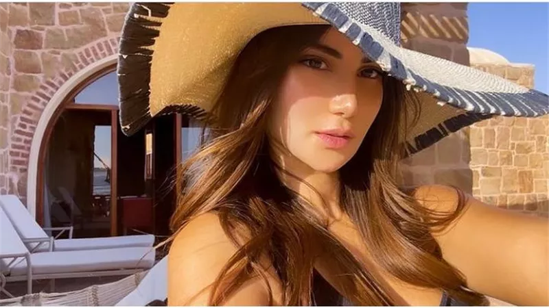 بالقبعة .. هدى الأتربى تخطف الأنظار عبر إنستجرام