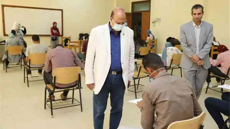نائب رئيس جامعة جنوب الوادي يتفقد الامتحانات في 5 كليات اليوم ..صور