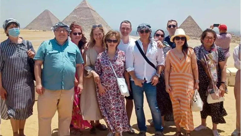 نائبة وزير الثقافة الروسي والوفد المرافق لها في زيارة لأهرامات الجيزة