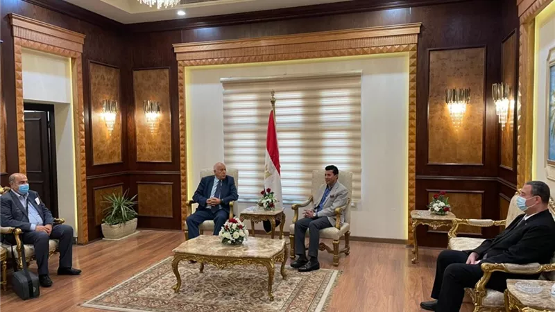وزير الشباب والرياضة يستقبل نظيره الفلسطيني بمطار القاهرة