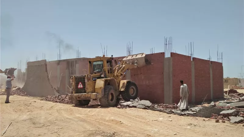 جهاز العبور الجديدة يزيل 4 مبان مخالفة بنطاق مدينة الأمل.. صور