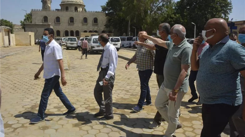 محافظ الجيزة يتابع تنفيذ طبقة الرصف السطحية بشارع السودان ويتفقد موقف السرفيس الجديد