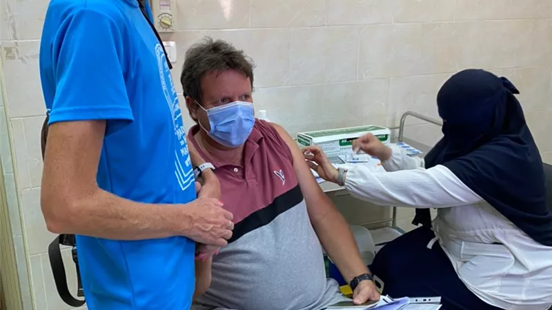 تطعيم وفد أجنبي بلقاح كورونا فى المركز الطبى بالعاشر من رمضان