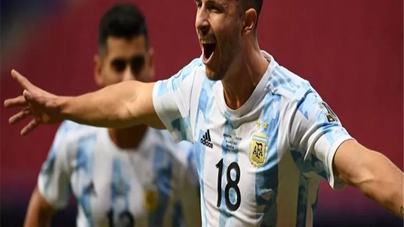 برأسية صاروخية.. رودريجيز يحرز الهدف الأول للأرجنتين فى مرمى أوروجواي