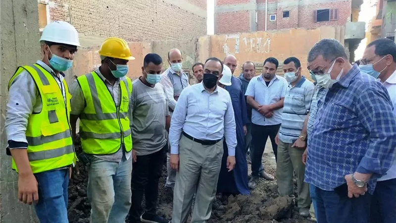 نائب محافظ المنيا يتفقد مشروعات حياة كريمة بالعدوة