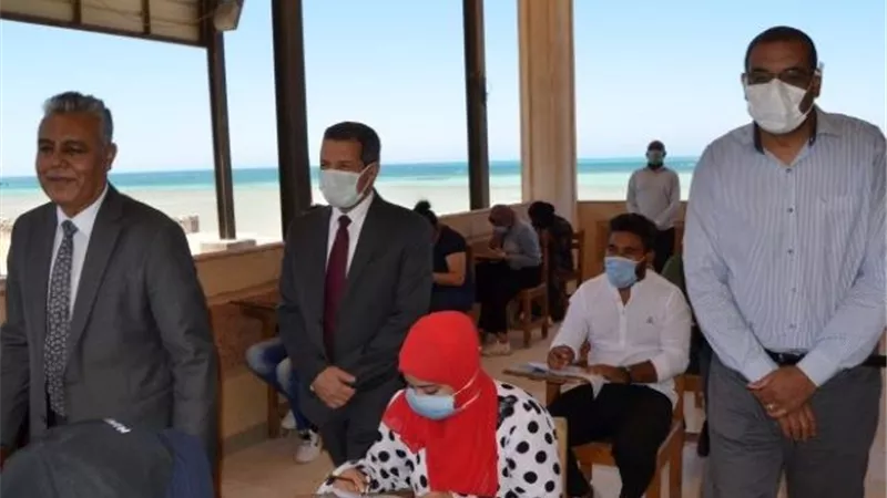 رئيس جامعة جنوب الوادى يتفقد لجان امتحانات كلية تربية الغردقة