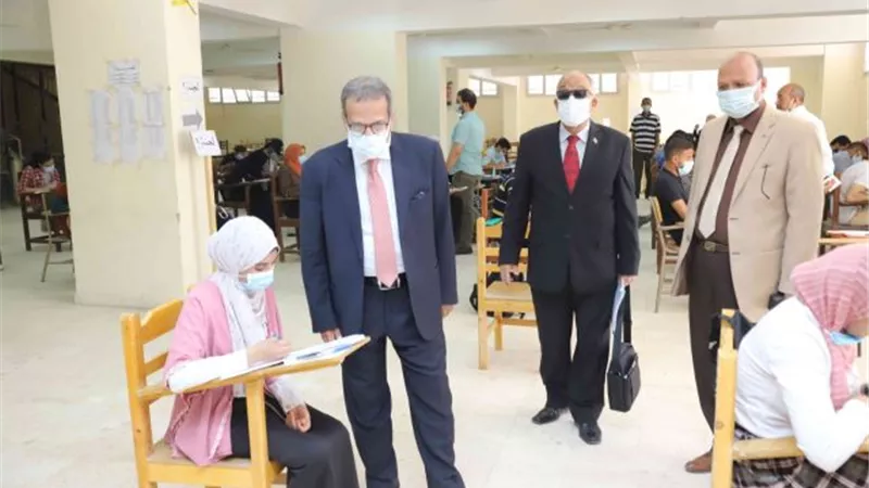رئيس جامعة جنوب الوادى يؤكد على تواجد اللجان الطبية فى الامتحانات.. بالصور