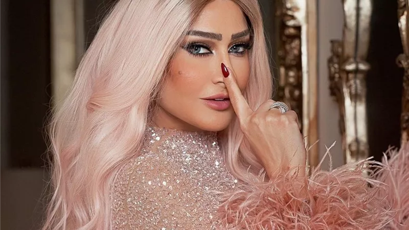 غادة عبد الرازق تدندن داخل سيارتها بأغنية 