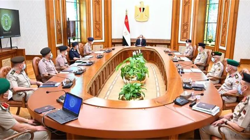الرئيس السيسي يجتمع بوزير الدفاع ورئيس الأركان وقادة القوات المسلحة