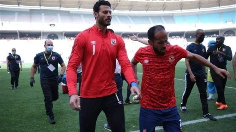 طاقم تحكيم مباراة الاهلى والترجى يغادر الملعب