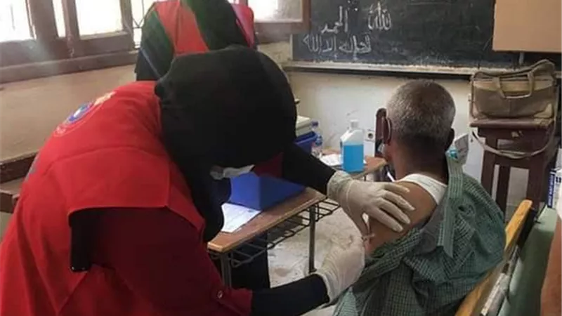تطعيم ٢٥١٣ معلم بالمرحلة الثانوية بقنا بلقاح كورونا