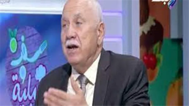بالفيديو.. خبير تغذية يُحذر من تناول الطعام بعد الـ8 مساءً لهذا السبب