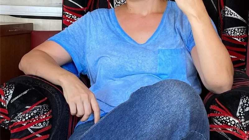 يسرا اللوزي تداعب جمهورها ب