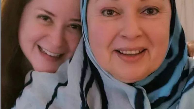 شاهد.. الفنانة المعتزلة نورا فى أحدث ظهور من عيد ميلادها برفقة ابنتها مى نور الشريف