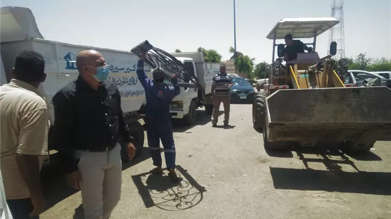 جهاز مدينة الشروق يشن حملة إشغالات وضبط مخالفات بمنطقة الورش..صور