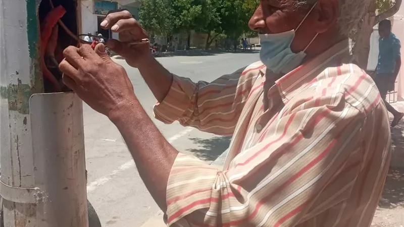 إستمرار الصيانة الدورية لأعمدة الإنارة بالشوارع الفرعية والرئيسية بالقصير فى البحر الأحمر