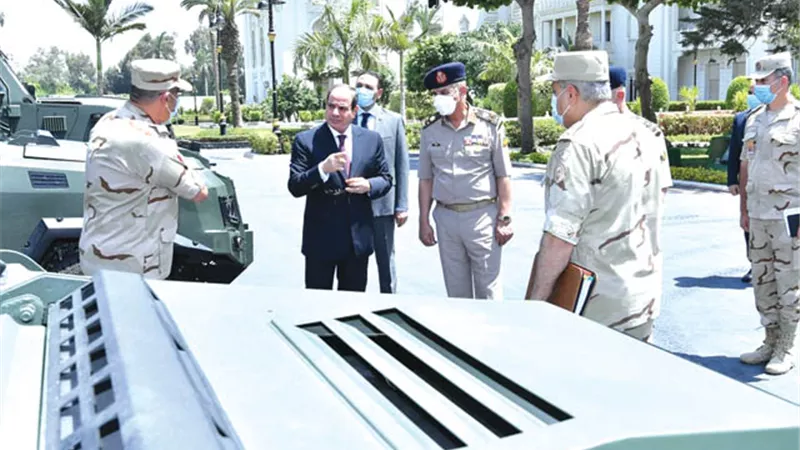 السيسي بحث مع وزير الدفاع وكبار القادة تطوير أفرع القوات المسلحة